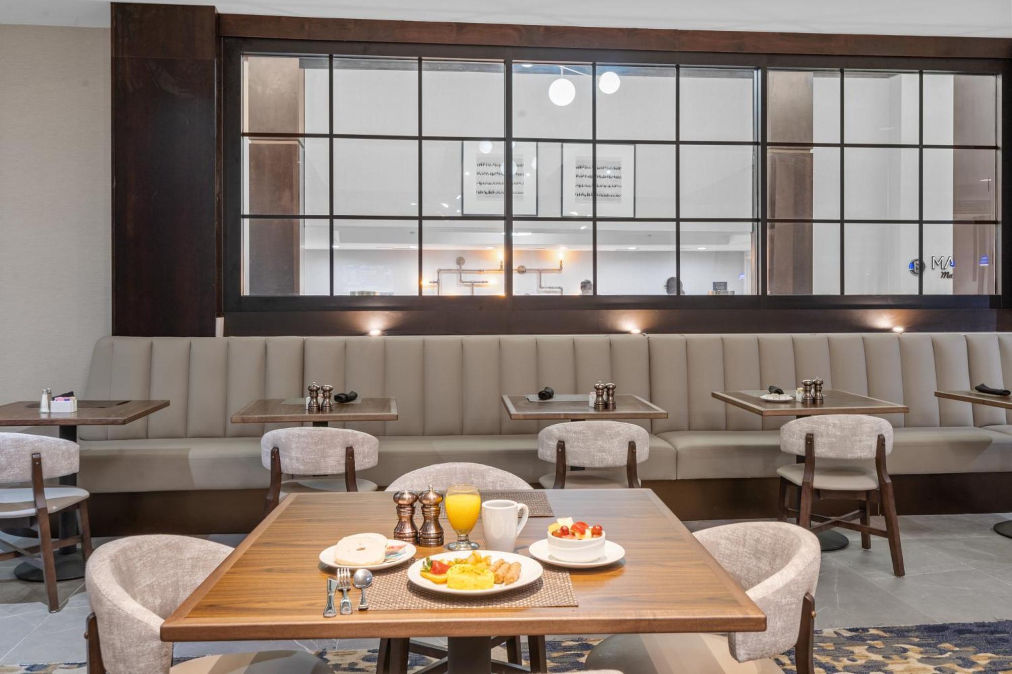 Hotel Doubletree By Hilton South Charlotte Tyvola Exterior foto
