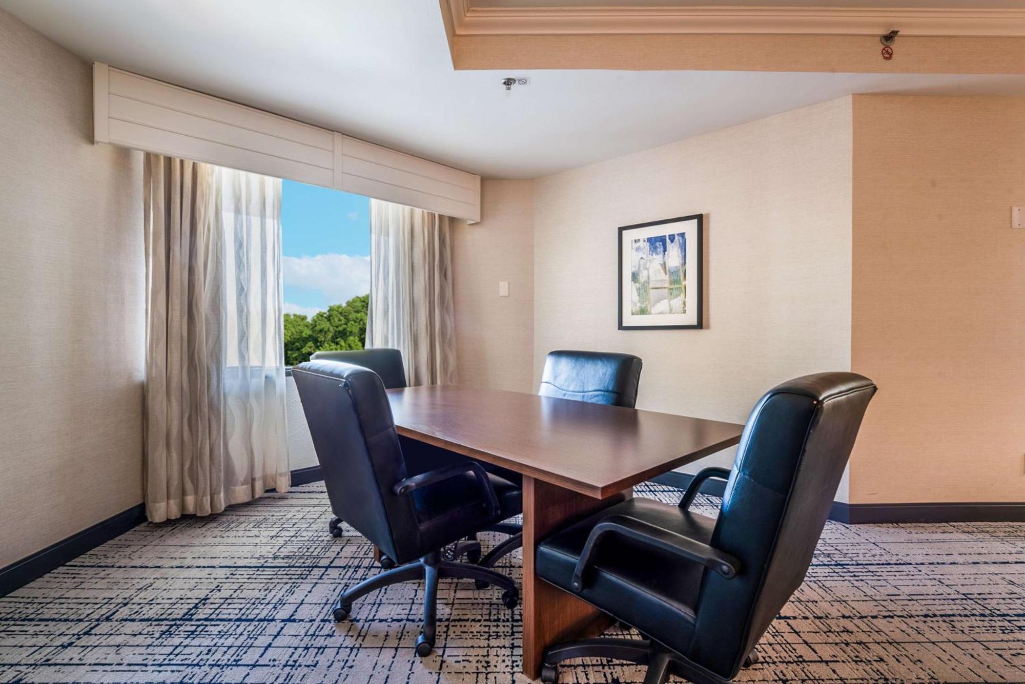 Hotel Doubletree By Hilton South Charlotte Tyvola Exterior foto